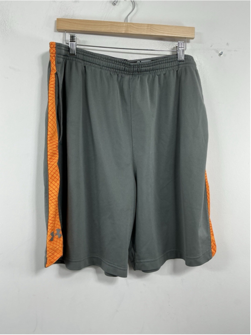 Men’s Under Armour Pull On Basketball Shorts XL Gray Orange